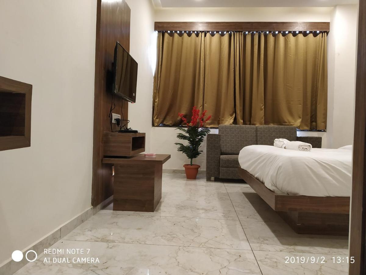 Hotel Krishna Palace Anand Ngoại thất bức ảnh