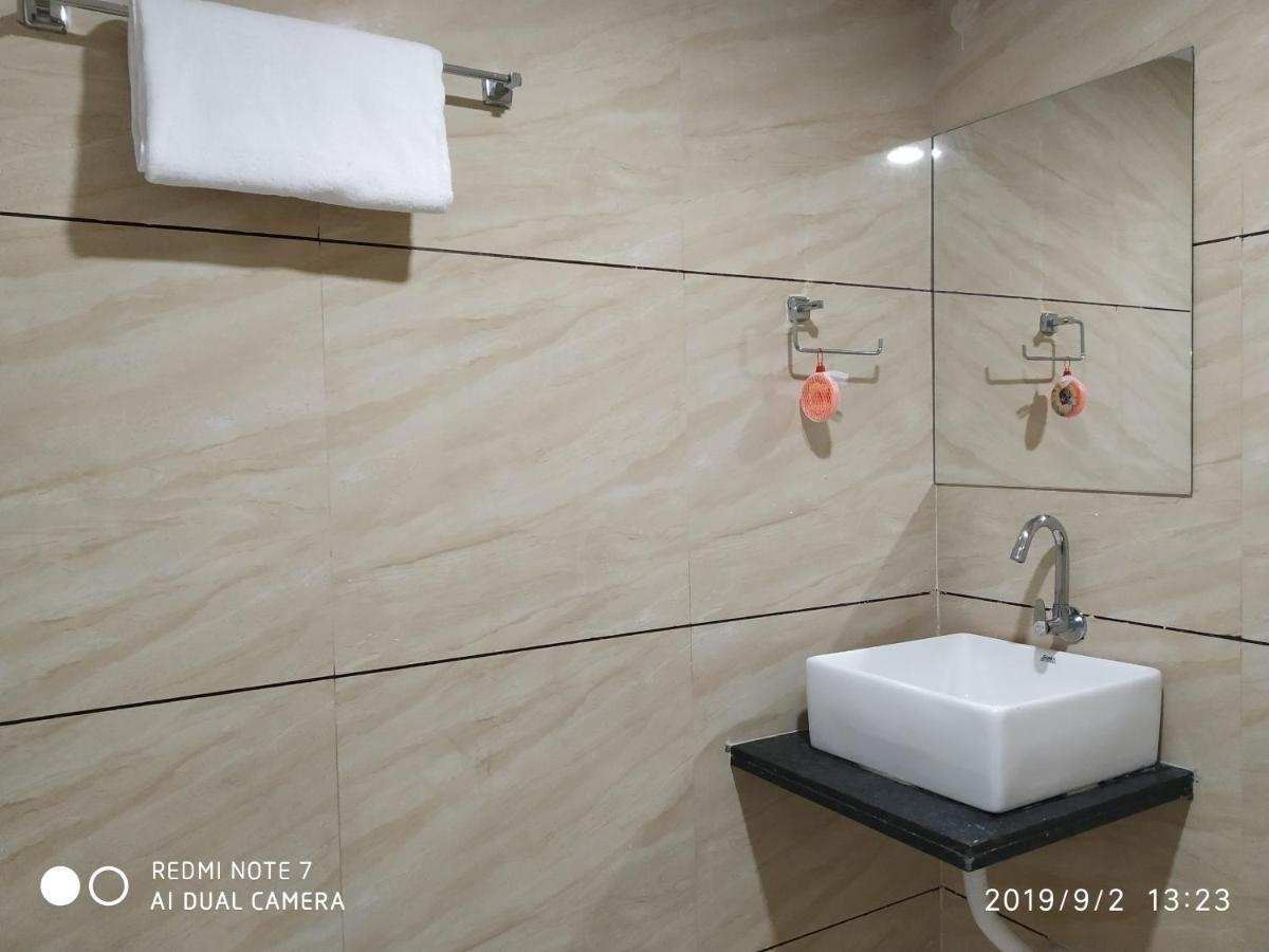 Hotel Krishna Palace Anand Ngoại thất bức ảnh