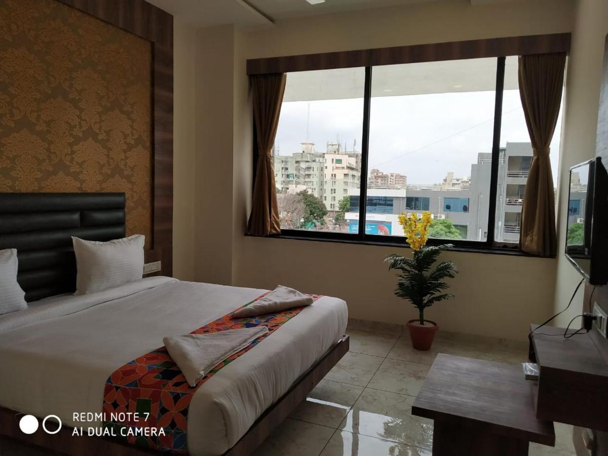 Hotel Krishna Palace Anand Ngoại thất bức ảnh