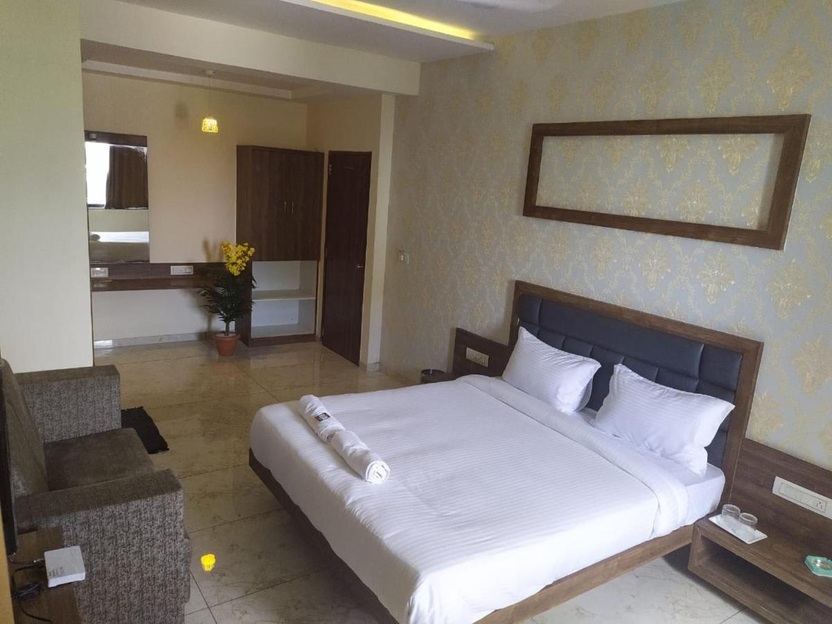 Hotel Krishna Palace Anand Ngoại thất bức ảnh