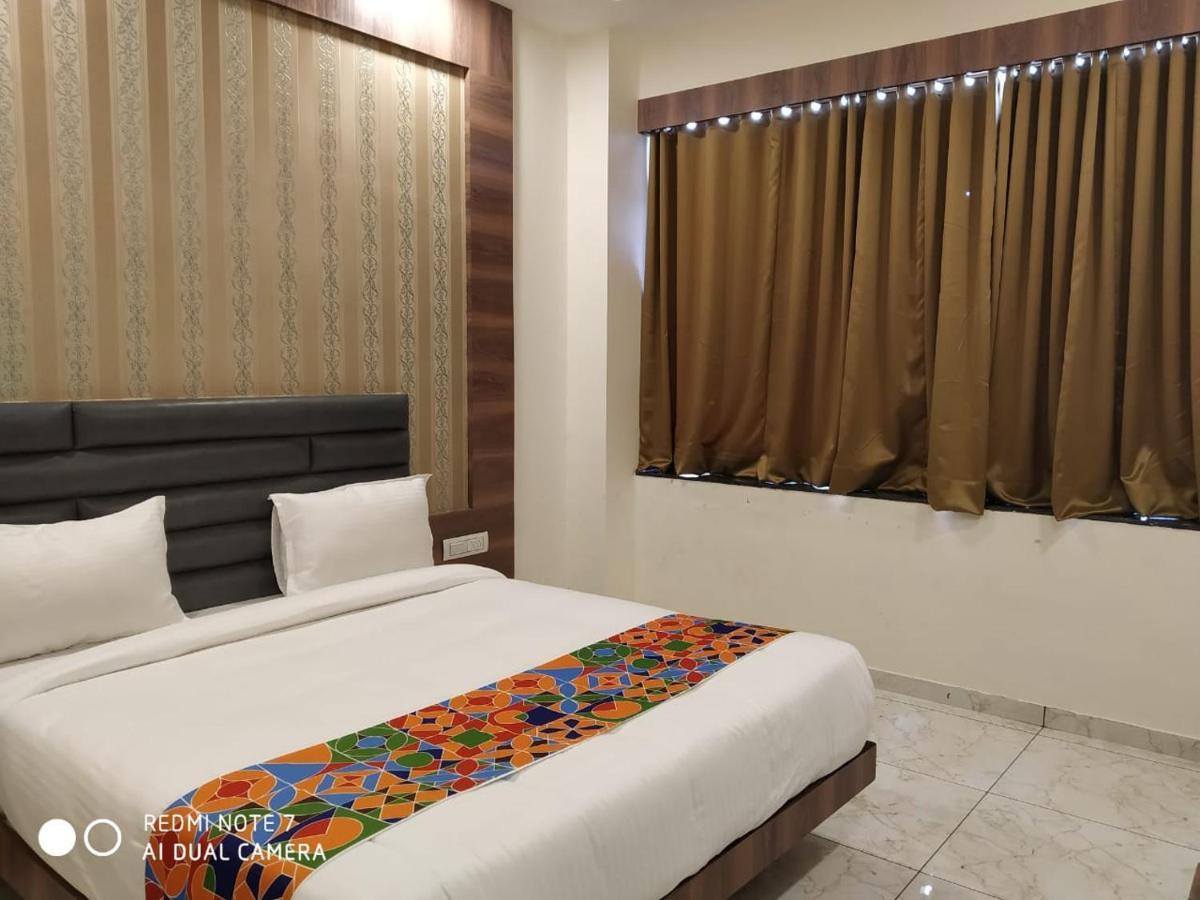 Hotel Krishna Palace Anand Ngoại thất bức ảnh