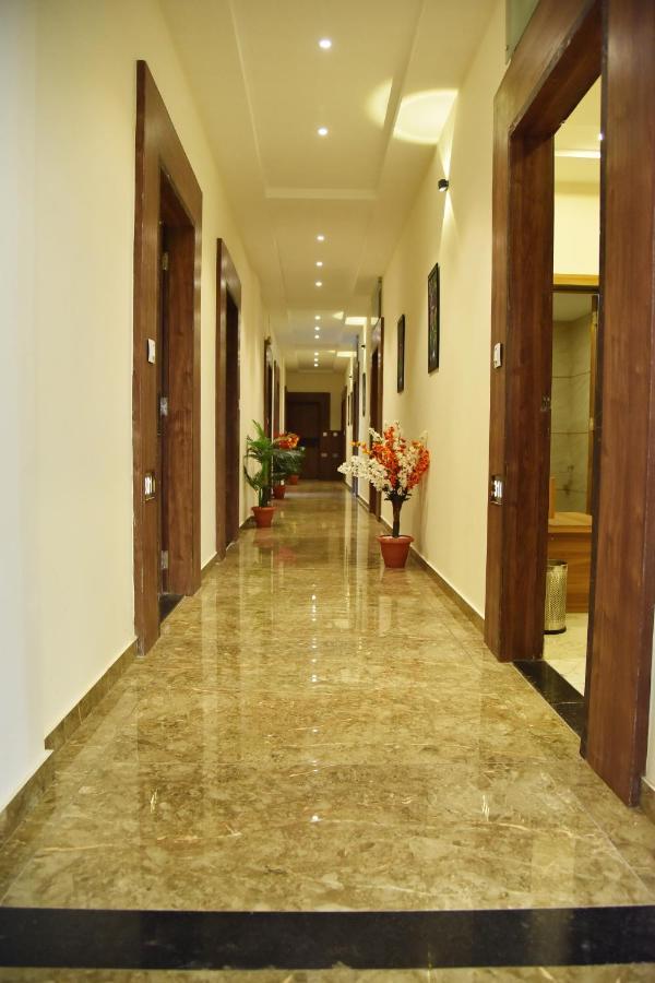 Hotel Krishna Palace Anand Ngoại thất bức ảnh