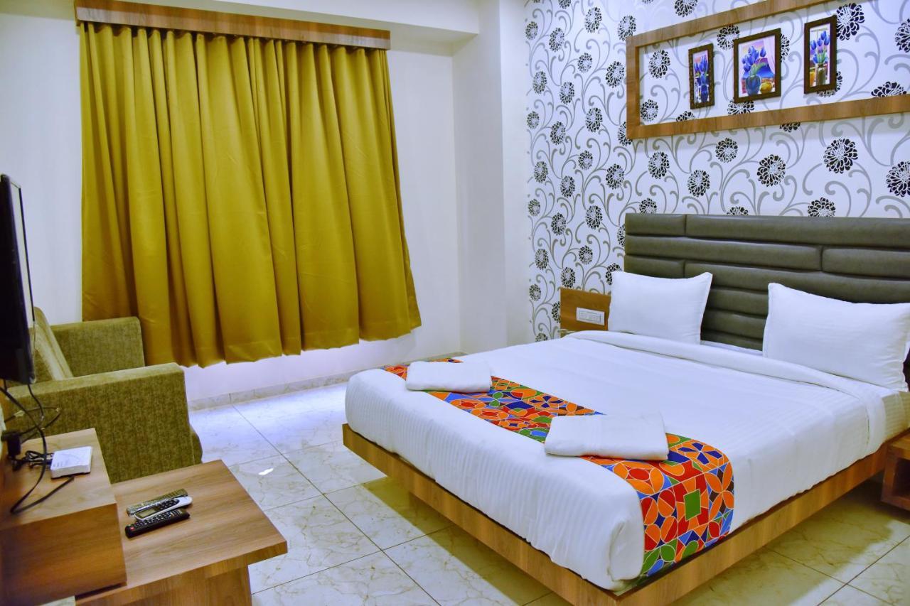 Hotel Krishna Palace Anand Ngoại thất bức ảnh