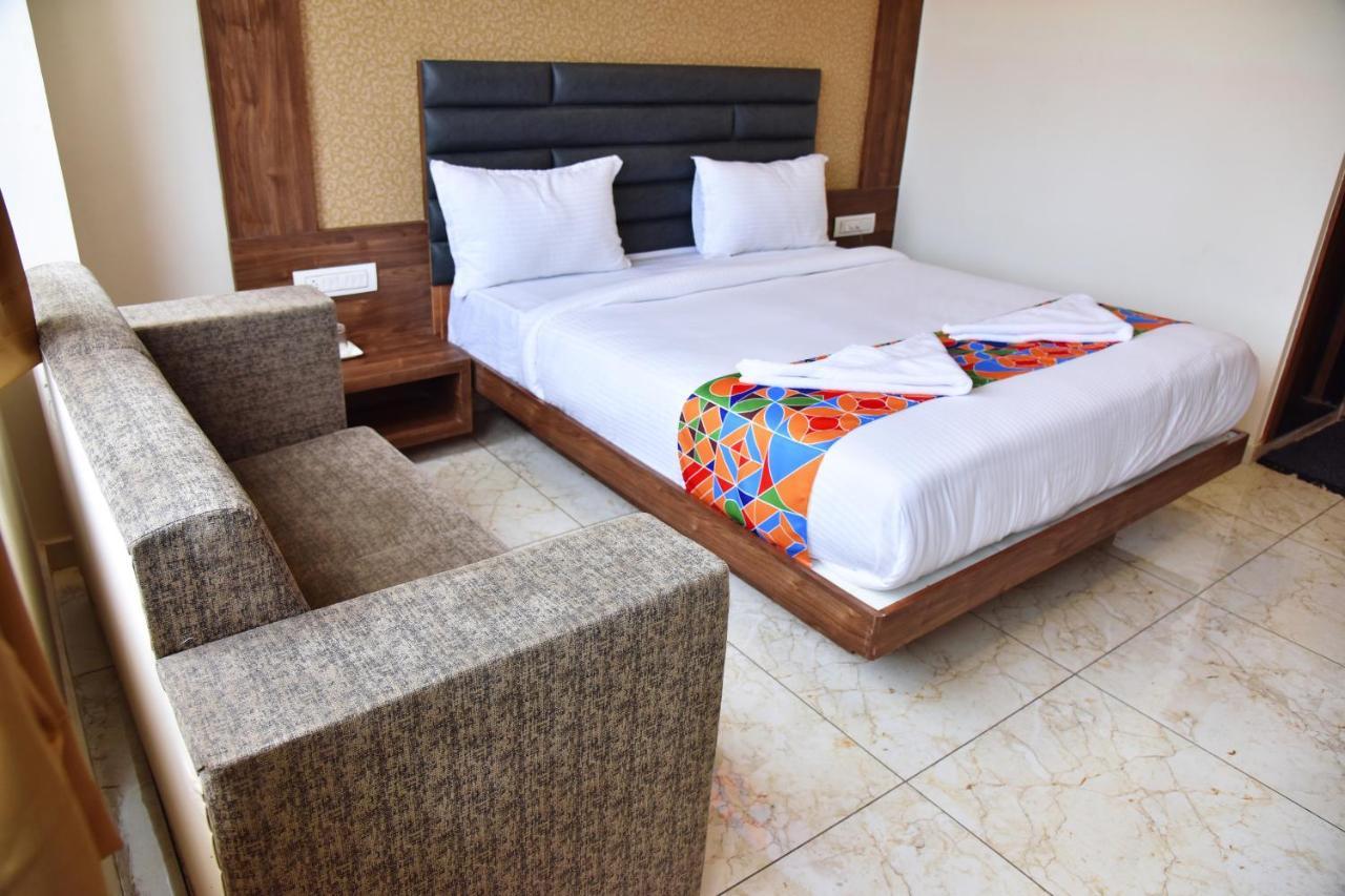 Hotel Krishna Palace Anand Ngoại thất bức ảnh